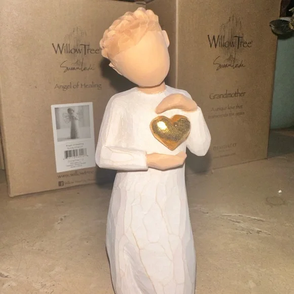 Willow Tree keepsake girl gold heart figurine - Picture 2 of 6
